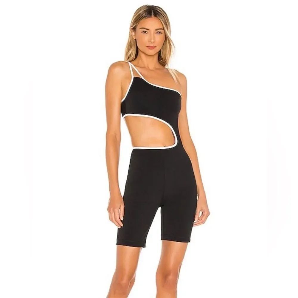 NWT GIGI C Daniella Black One-Shoulder Cutout Romper Size Medium